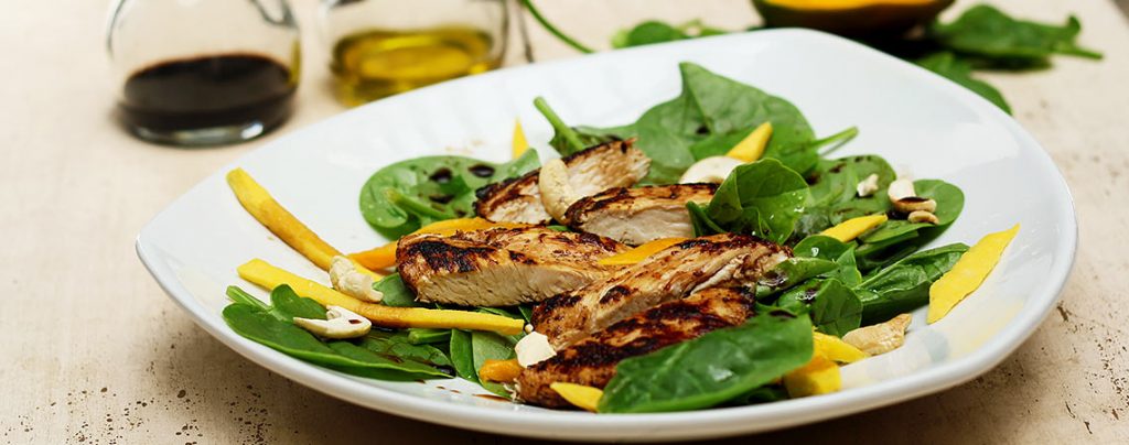 Ensalada de espinaca con pollo balsámico