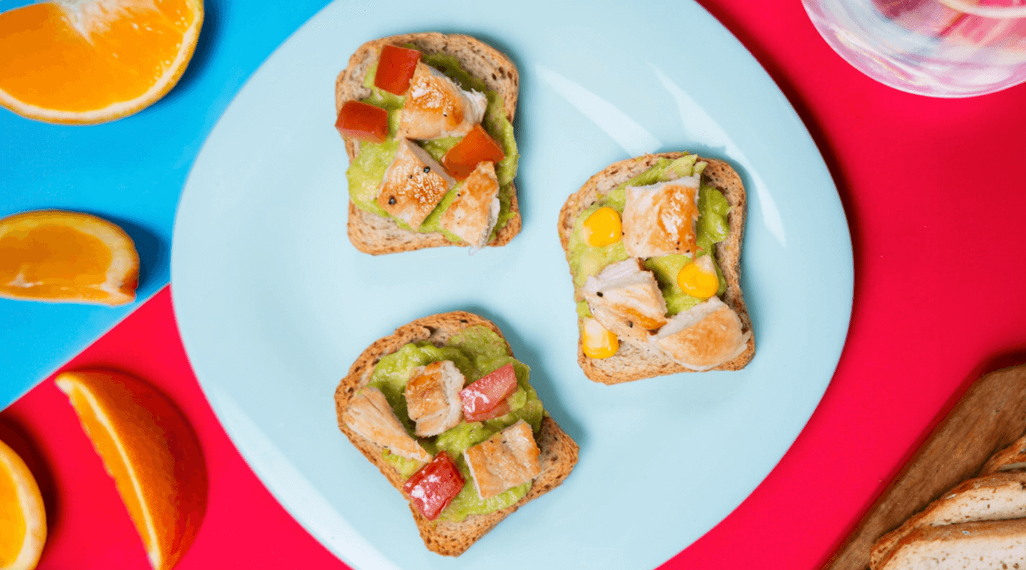 Tostadas de pollo y aguacate