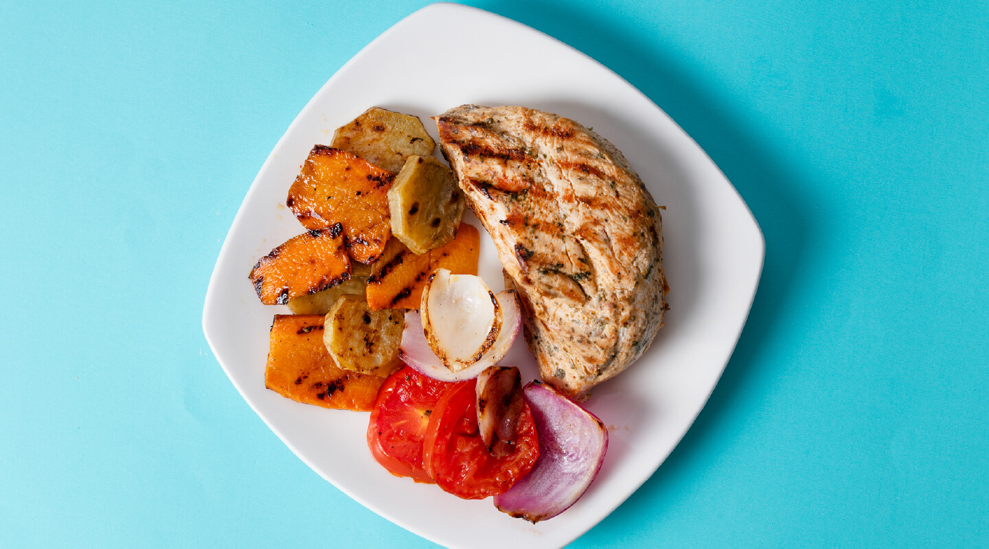 Filete de Pollo, Limón y Cúrcuma con Vegetales Asados