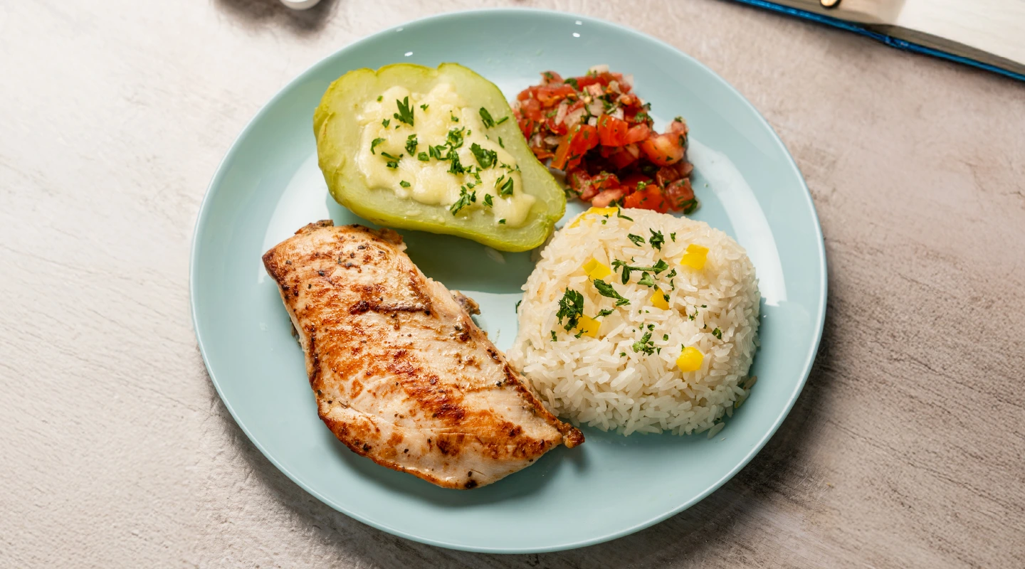 Filete Ajo Mantequilla con arroz y chayote relleno de queso mozarella