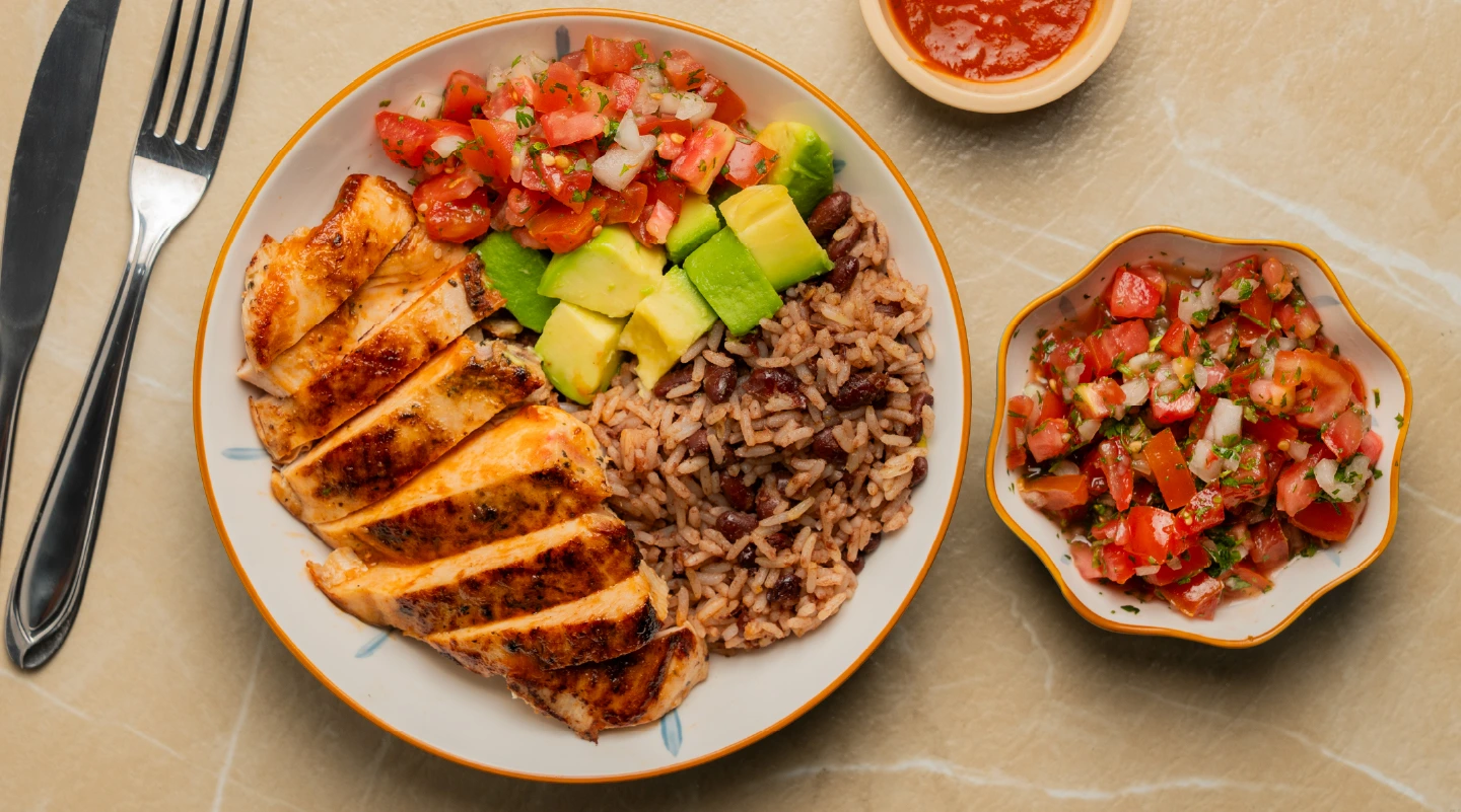 Filete sabor criollo con gallopinto y ensalada